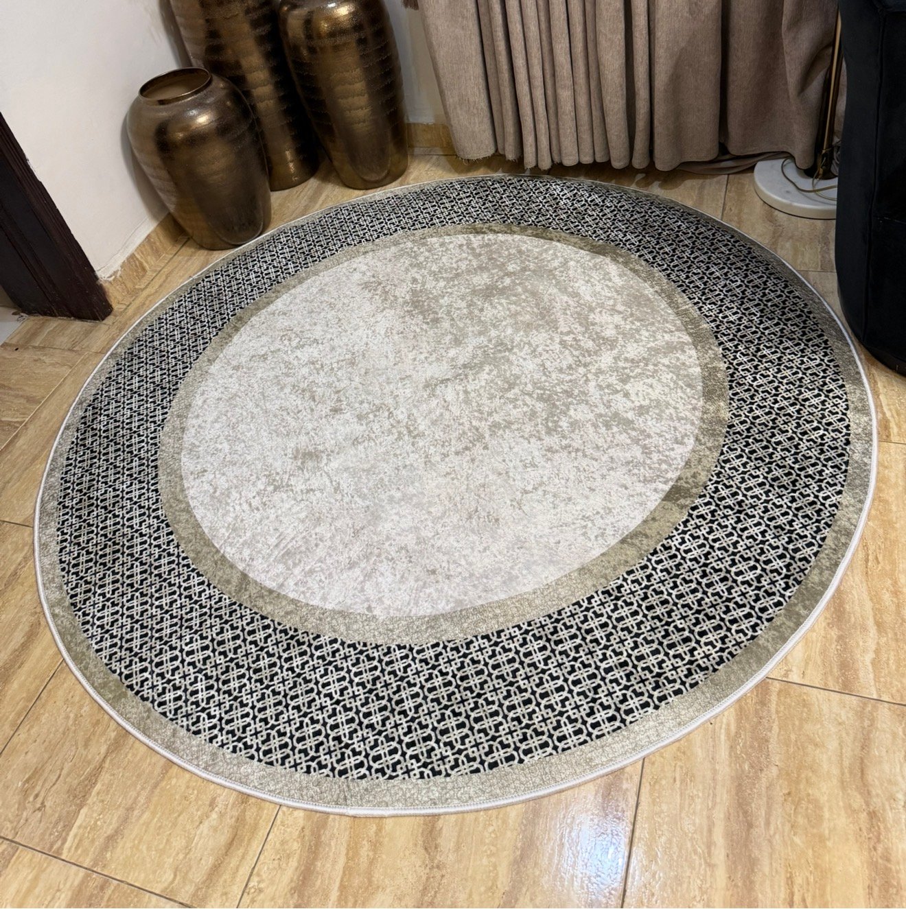 Luxe Frame Round Rug