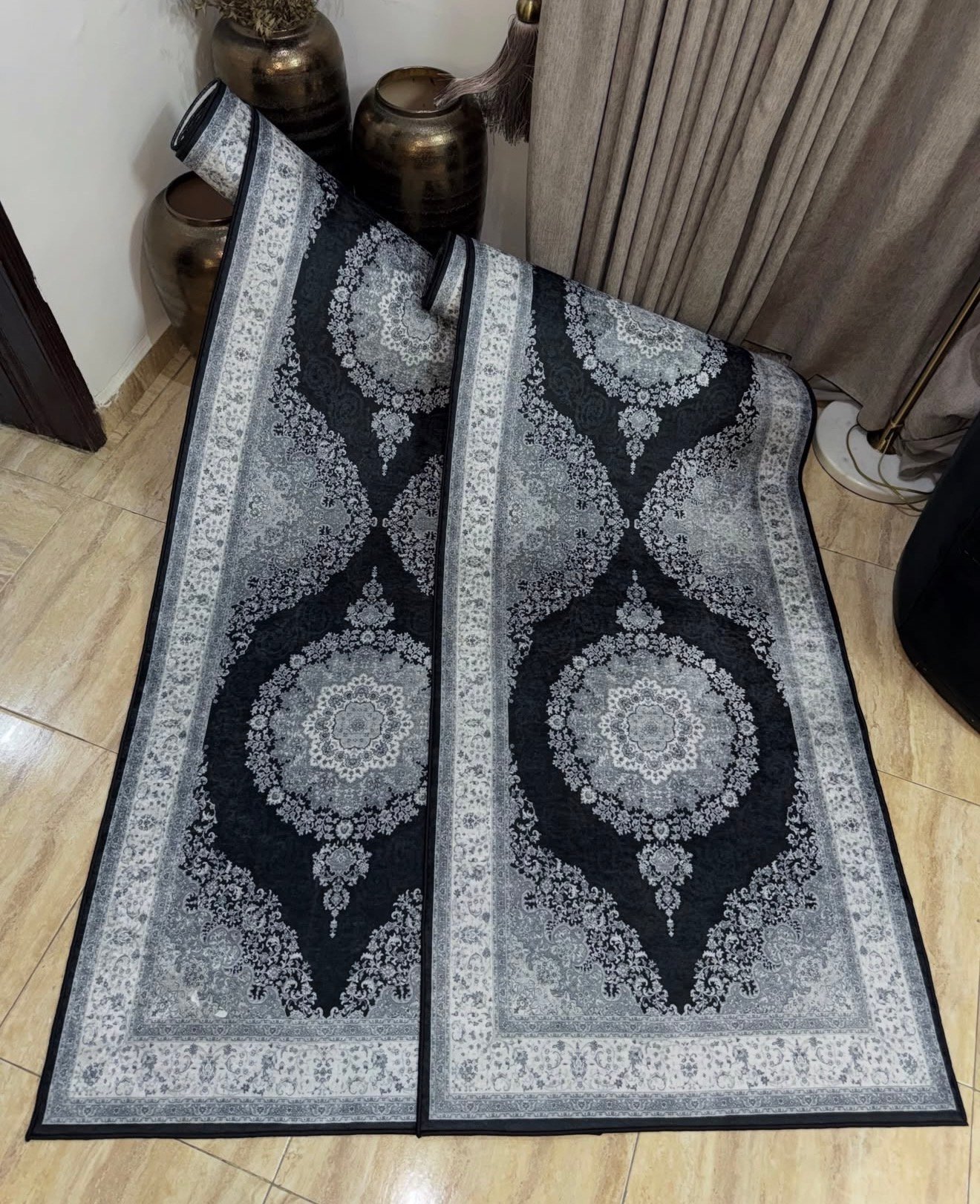 Noir Medallion Runner