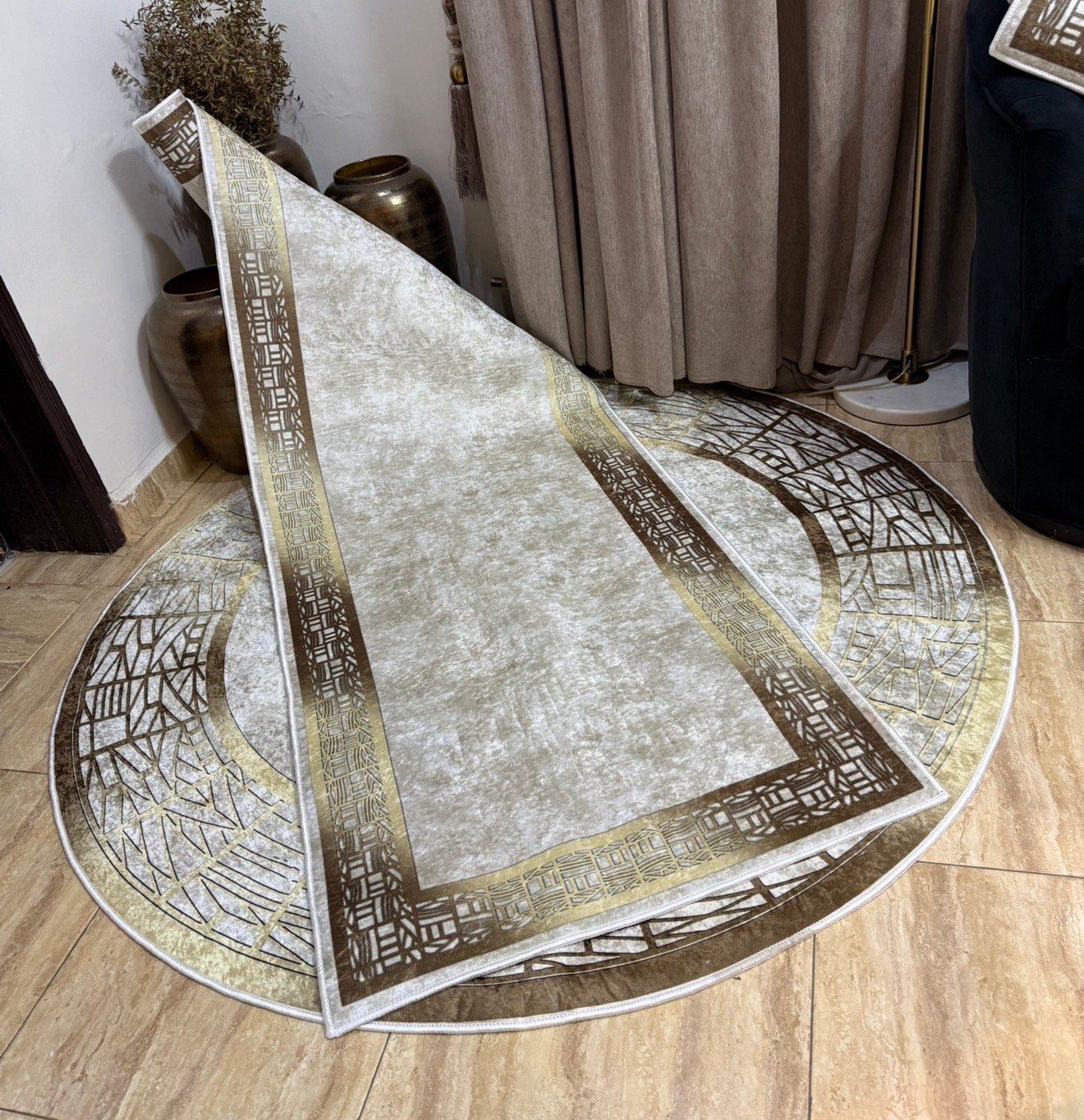 Gilded Frame Round Rug